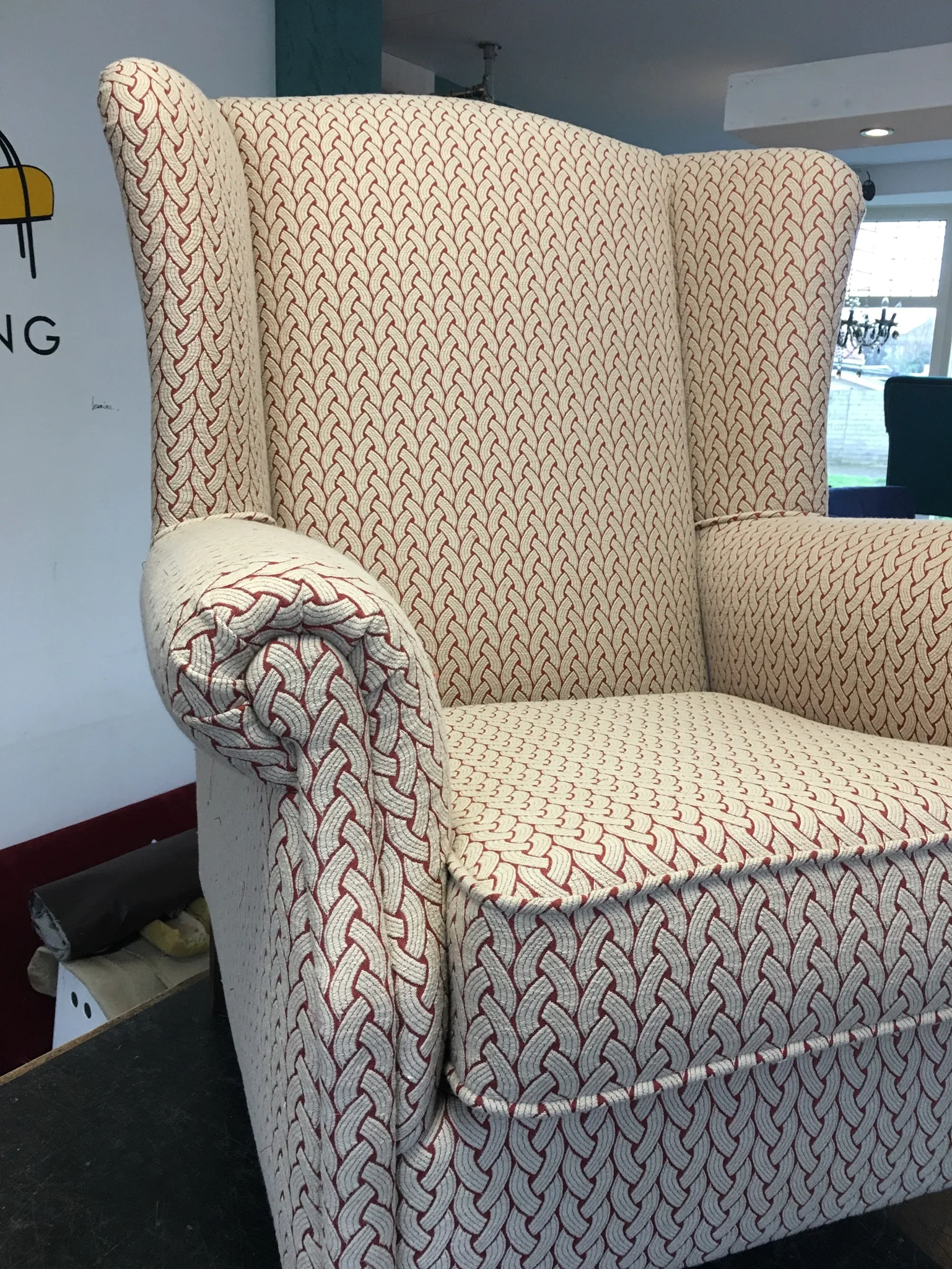 Hertford fauteuil opnieuw gestoffeerd in crème stof met fijn rood vlechtpatroon