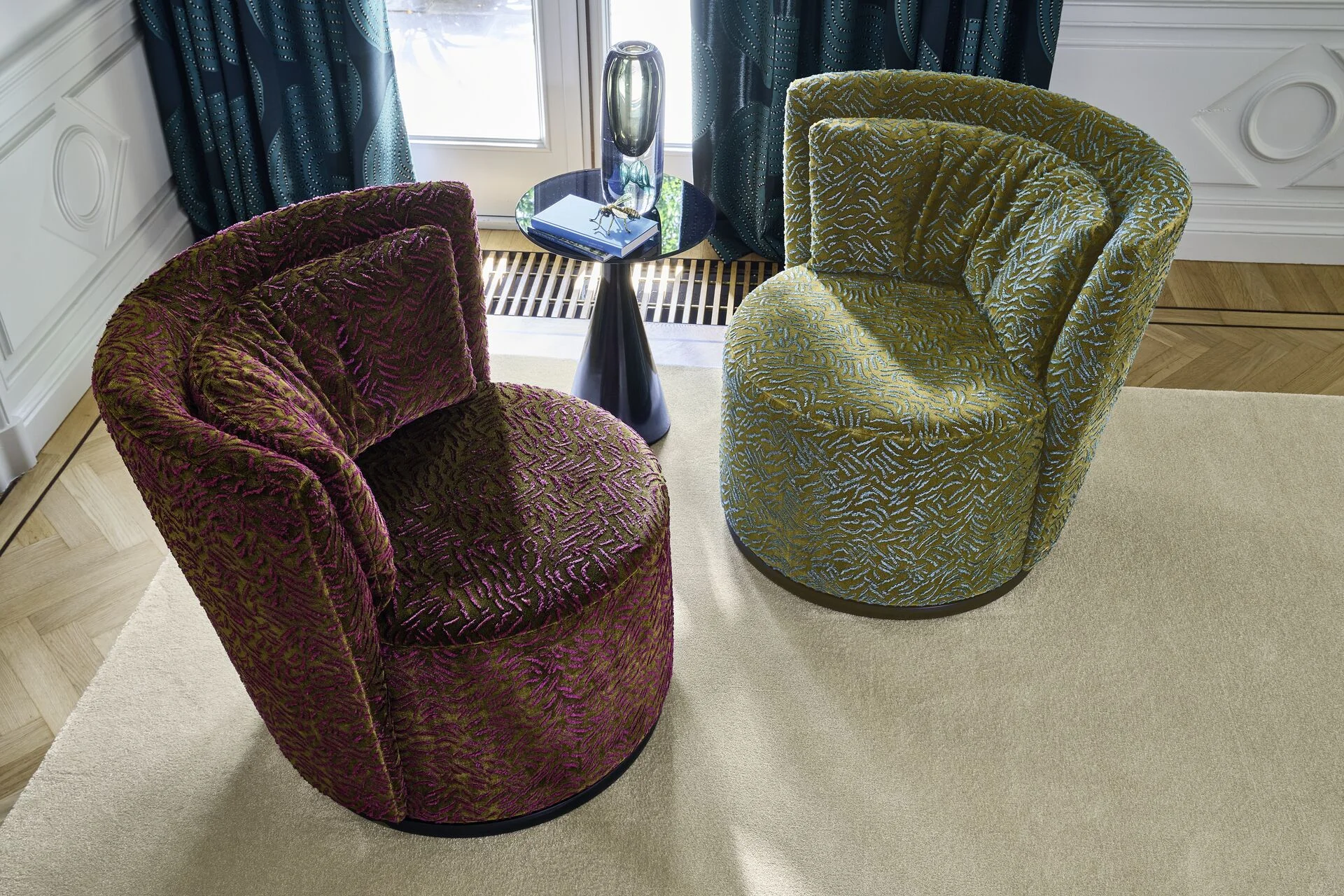 Twee designstoelen met paarse en groen-goud velvet stoffering in een klassiek interieur