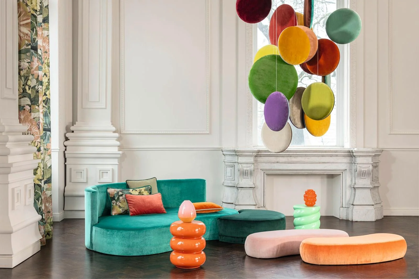 Kleurrijk modern designinterieur met turquoise velvet bank en velvet decoratie aan het plafond