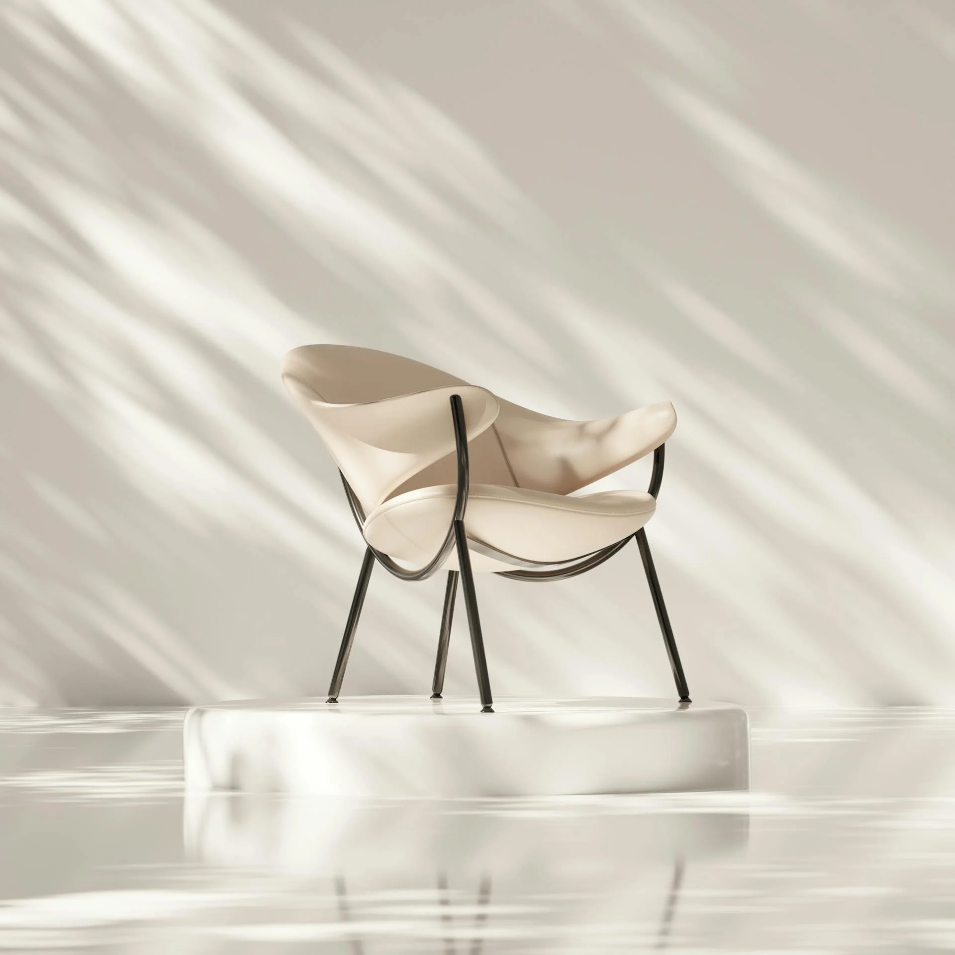 Sculpturale crème designfauteuil met zwart stalen frame in een licht interieur