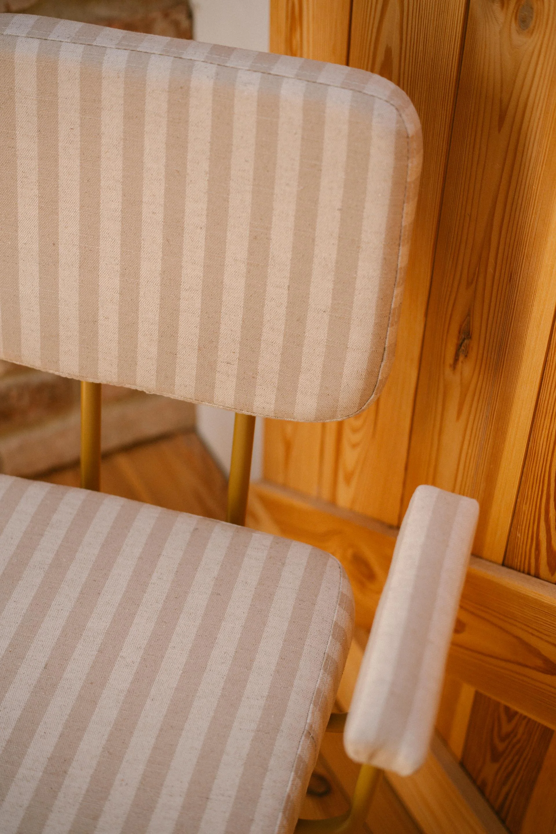 Blauwe velvet fauteuil naast een cognac chesterfield op een Perzisch tapijt