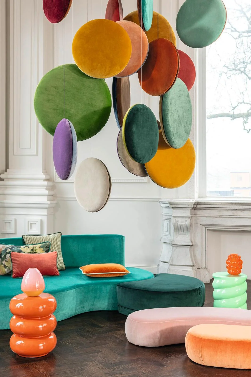 Detail van een moderne turquoise velvet bank met decoratieve velvet schijven — een tweede leven voor een design-interieur